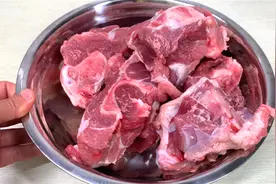 夏天要多吃大骨头，比鸡肉便宜，比牛羊肉鲜美，营养滋补不发胖图片