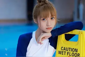 连体泳衣性感美女泳池写真图片