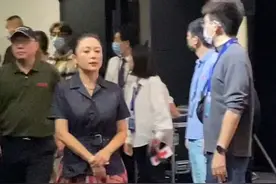52岁陈红现身活动，被吴京推着站c位，嫁给陈凯歌退居幕后太可惜图片