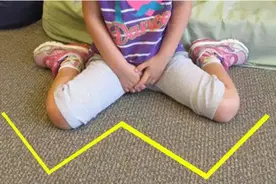 为啥孩子总爱“W坐”？不是巧合是规律使然，3个危害宝妈要了解图片