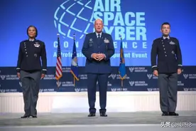 美国太空军新制服发布，充满复古风味，但背后隐藏着攻击意味图片