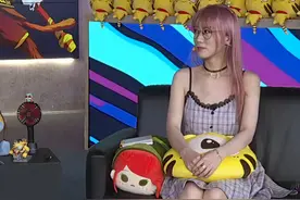 美女解说Yuno居家直播，宽松蓝色T恤太松散，反差太大图片