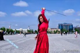 世俗化的车臣穆斯林：不戴头巾还能喝酒，交警都要配AK47图片