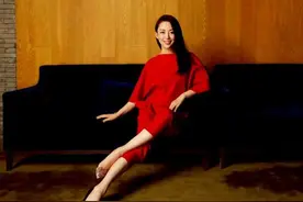 一个亿万富婆背后的故事图片