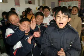 中学生“学校标准”的头型，男生接近“光头”，女生不想面对图片