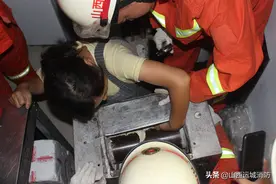 和面机“咬”手，平陆消防“虎口”救援图片