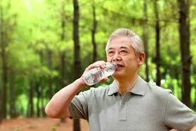 中老年人“3水不喝，2觉不睡”，坚持下来，长寿就离你很近图片