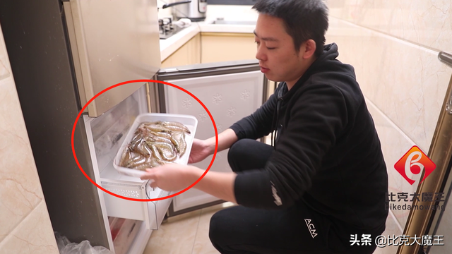 才知道，原来剥虾仁这么简单，教你一招，虾壳3秒一个完整脱落