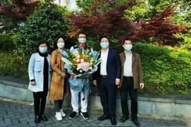 鲜花送英雄——欢迎援鄂医疗队队员麻建平凯旋而归图片