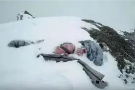 珠穆朗玛峰“睡美人”：为何长达9年无人掩埋？如今已成著名路标图片