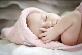 面对新生儿哭闹，年轻父母不用慌，找到原因后再尝试哄停小技巧图片