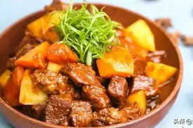 为啥牛肉炖3小时还不烂？厨师长支招，多加2样烂得快，鲜香不油腻图片
