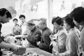 老照片里的故事：凭肉票买猪肉的年代图片