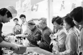 老照片里的故事：凭肉票买猪肉的年代图片