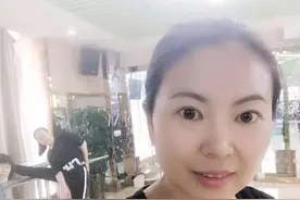 家里水管突然断裂，水流满屋，危难之时邻居出手相助图片