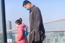 姚明女儿长大了！10岁身高已超爸爸腰部，穿千元成人衣服似童装图片
