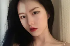 小说：她主动给我一个香吻图片