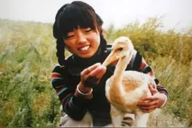 1986年，徐秀娟怀抱3颗丹顶鹤蛋南下，一年后救鹤牺牲，年仅23岁图片