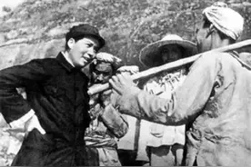 国军军长被困求援，蒋介石：愿上帝保佑你！毛泽东：人民才是上帝图片