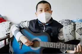 儿子患癌欠下巨额外债，单亲妈妈替人跑腿送快递挣钱强迫自己坚强图片