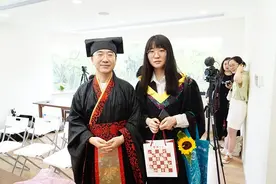 穿汉服毕业，华东理工毕业生团研发“十二雅馨”留下“华理香味”图片
