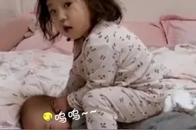 姐姐偷偷“欺负”弟弟，被发现后手脚麻利溜开，太可爱了图片