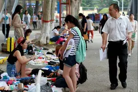 全民摆地摊时代来了，收取“摊位费”合理吗？图片