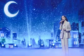 韩雪真不简单，一身双排扣西装凸显纤细身材，配卷发知性气质满分图片