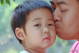 爸爸收养一男孩，被我欺负却出国留学，妈妈：他是我的亲生儿子图片