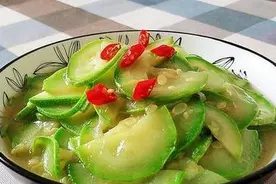 醋溜西葫芦，有人焯水有人直接炒 大厨-都不对，难怪发黄又难吃图片