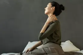 爱用手机追剧的朋友注意了！这些痛苦可能会找上你图片