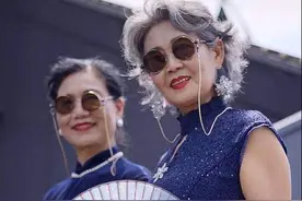 时尚奶奶团真惊艳！穿旗袍戴墨镜美成风景，遛弯大妈的眼神好羡慕图片