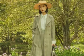 穿风衣时，里面穿什么？3招高级“穿搭思路”，带你玩转整个春天图片