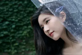 赵露思一则私服分享，夏日微雨中撑伞的复古油画少女图片