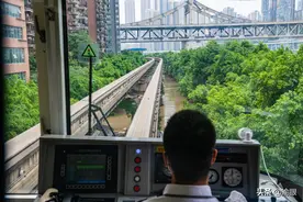 重庆单轨二号线“水上”行驶，乘客都不淡定了！全部起身围观窗外图片