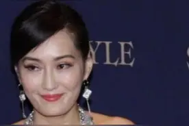 53岁孟广美太拼了，穿挂脖裙胸前还要开深V，身材凹凸曲线太诱人图片