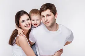 “鸟脸”妈妈头胎儿子很帅气，却执意生二胎，女儿遗传了“鸟脸”图片