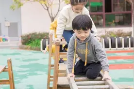 总“出去浪”和常“宅在家”的孩子，长大后，两者差距一目了然图片