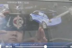 “硬核”出租车恶意别停公交车 结果是…图片