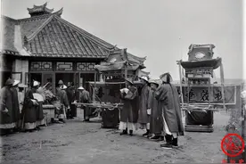 1902年老照片：清政府官员向殖民者下跪，低眉顺眼之状令人痛心图片