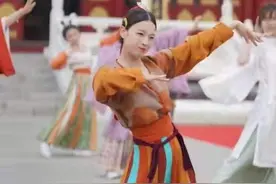 长春百名汉服青年快闪走秀，轻歌曼舞献礼建党百年华诞图片
