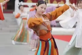 长春百名汉服青年快闪走秀，轻歌曼舞献礼建党百年华诞图片