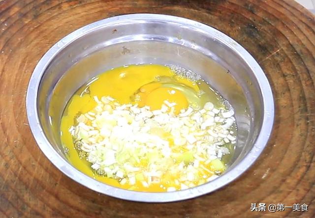 苦瓜炒鸡蛋，想要苦瓜不苦，鸡蛋鲜嫩滑口，厨师长告诉你窍门