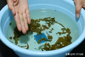 黑色新裤子掉色严重怎么办？教你一个“土方法”，洗得干净不褪色图片