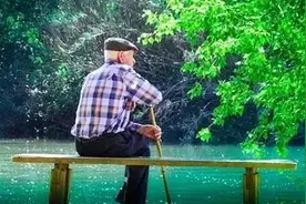 老人因使用“老年机”无法扫码，与疫情防控人员拳脚相加，面目受伤，手机被摔碎图片
