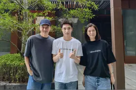 张智霖夫妇偶遇张艺兴，三人合影留念，无滤镜下袁咏仪素颜显沧桑图片