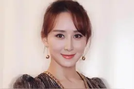 她和章子怡是同学，演的苏茉儿惊艳众人，却远嫁马来西亚首富图片