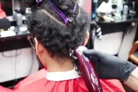 天生自来卷怎么剪？两侧推短，顶部拉直向后梳，帅到不敢认