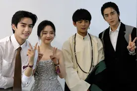 丁真成微博之夜香饽饽，明星争相求合影，黄子韬台上邀自拍图片