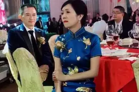 最年轻丈母娘走红，被误认为新娘，岳父乐开花：这是新娘的妈图片